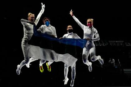 El equipo femenino de esgrima de Estonia, celebra la obtención de la medalla dorada 