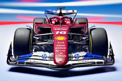 El equipo Ferrari presentó un nuevo diseño en su auto de F1 y en los trajes que utilizan los pilotos