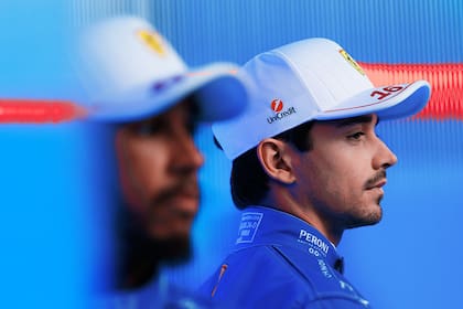 El equipo Ferrari presentó un nuevo diseño en su auto de F1 y en los trajes que utilizan los pilotos