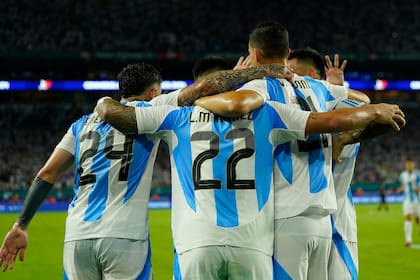 El equipo festeja con Lautaro Martínez el gol para la selección argentina