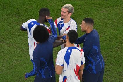 El equipo francés entra en calor antes del partido entre Túnez y Francia