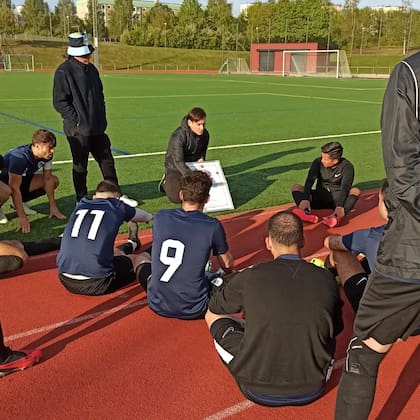 El equipo fue dirigido tácticamente por Néstor Vera (quien sostiene la pizarra) y que hoy maneja los destinos institucionales de Argentinska