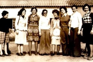 El equipo fundacional de Manos del Uruguay, con tejedoras, en 1968