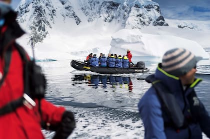 El equipo Iceberg se prepara para el desembarco en la isla Danco.