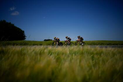 El equipo Jumbo Visma practica en las afueras de la capital danesa, donde este viernes serán recorridos 13,2 kilómetros en el tramo inaugural de la máxima carrera de ciclismo del planeta.