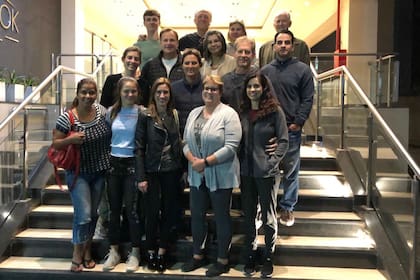 El equipo médico completo de la Fundación Plásticos y médicos locales