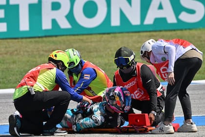 El equipo médico de la competencia asiste a David Alonso en la pista. (AP Photo/Kittinun Rodsupan)