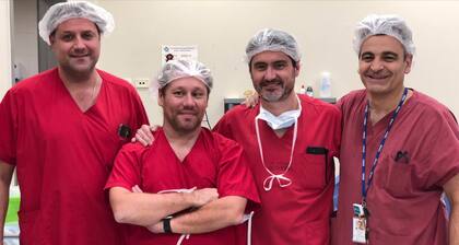 El equipo médico que hizo la primera fetoscopía de espina bífida en el país: (de izquierda a derecha) Fernando Palma, Adolfo Etchegaray, José Luis Peiró (Hospital de Niños de Cincinnati, EE.UU.) y Daniel Russo