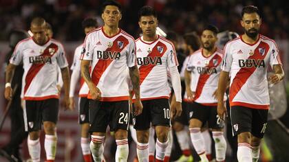 El equipo millonario, cuando salía al vestuario en el entretiempo. Allí, perdía 1-0.