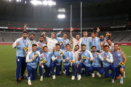 El equipo nacional de seven muestra sus medallas de bronce olímpicas en Tokio 2020; una bocanada de entusiasmo para el rugby argentino.