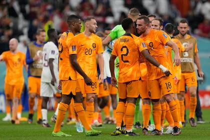 El equipo neerlandés celebra el pase a octavos de final de la Copa del Mundo luego de derrotar al equipo de Qatar por 2 a 0