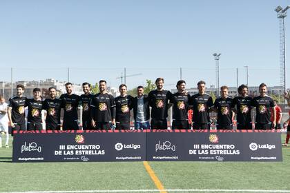 El equipo Negro formó con el exdelantero español David Villa como entrenador, al actor Jesús Mosquera como capitán, Miguel Ángel Moyá como arquero, los actores Alfonso Herrera y Carlos Torres junto a los futbolistas Aitor Ocio y Miguel Torres en defensa; los actores Marc Clotet y Benjamín Vicuña en el centro, el empresario Orson Salazar, los influencers deportivos GomezNawe y xBuyer, el exfutbolista Fernando Llorente y el actor Javier Pereira en la delantera. 