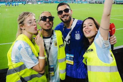 El equipo original de Nadie dice nada en Qatar: Nati Jota, Nacho Elizalde, Nico Occhiato y Flor Jazmín. Actualmente, la pareja lidera el programa de Luzu junto a Momi Giardina, Martín Garabal y Santiago Talledo