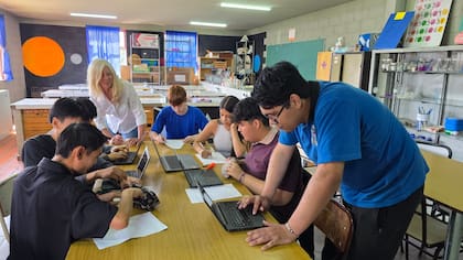 El equipo premiado: Francisco Mikulik, Mateo Fernández, Federico Tokumori Matayoshi, Thiago Romero, Liara Ferrero, Fabrizio Ibañez Ruiz y Carlos Agustín Yurquina Cruz