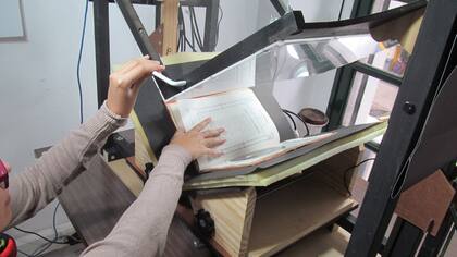 El equipo puede digitalizar unas 700 páginas por hora