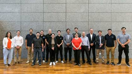 El equipo que diseñó el satélite Atenea junto a Darío Genua, Secretario de Innovación, Ciencia y Tecnología
