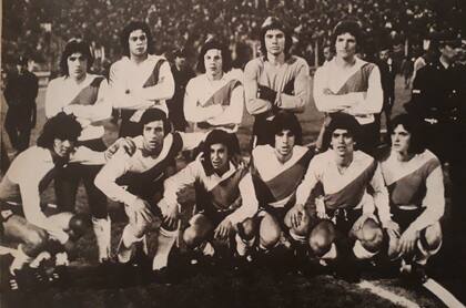 El equipo que le ganó a Argentinos: Jometón, Ponce, Raffaelli, Vivalda, Zappia (parados); Bargas, Labonia, Cabrera, Gómez, Bruno y Groppa.