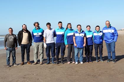El equipo que participó en la liberación de los 18 pingüinos en la playa de San Clemente