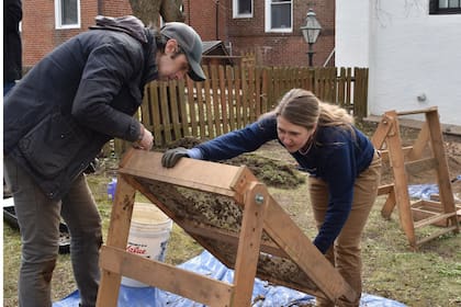 El equipo recuperó llaves antiguas y numerosos fragmentos de cerámica y vidrio