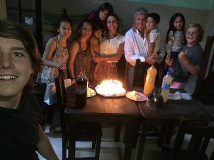 El equipo Saun festeja el cumpleaños de Magalí Duarte a quien ayudaron a salir de la situación de calle en la que se encontraba