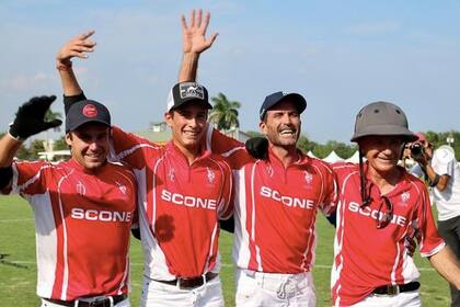 El equipo Scone de polo con Mariano González (h.), "Poroto" Cambiaso, Adolfo Cambiaso y David Paradice.