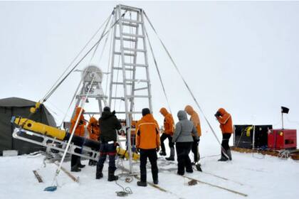 El equipo se prepara para sumergir a Icefin