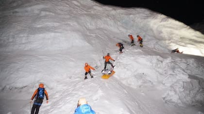 El equipo trabajó principalmente de noche para no molestar a otros escaladores (Foto: TSHIRING JANGBU SHERPA)