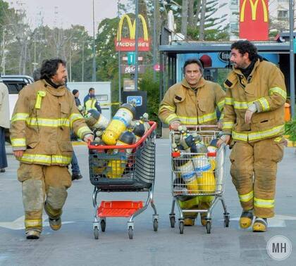 El equipo tras el incendio en el shopping