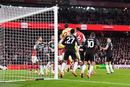 El error de Dibu en el primer gol de Arsenal; no alcanza a atrapar el córner ante la carga de Gabriel Magalhaes