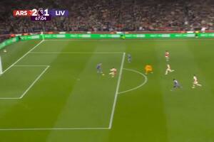 El error de Virgil van Dijk en Liverpool que derivó en el gol del brasileño Gabriel Martinelli para Arsenal, por la Premier League