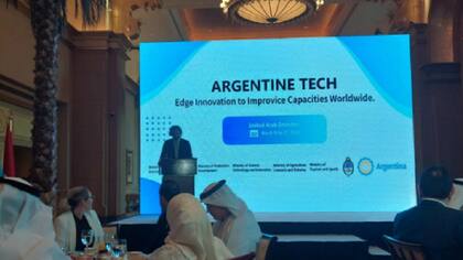 El error en una filmina durante una exposición de Santiago Cafiero en Medio Oriente