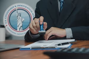 Un simple error de firma puede hundir un trámite migratorio con el Uscis