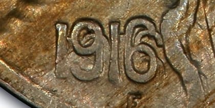 El error se observa a simple vista en la fecha sobre la moneda