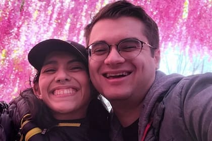 Él es Daniel, novio de la famosa siamesa que comparte pelvis con su hermana