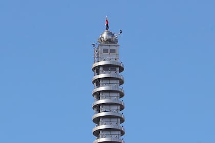 El escalador festeja tras llegar a la cima del rascacielos Taipel 101 en la capital taiwanesa