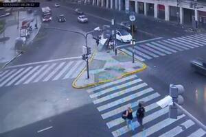 El momento en que un auto embiste a cinco peatones, uno de los cuales murió