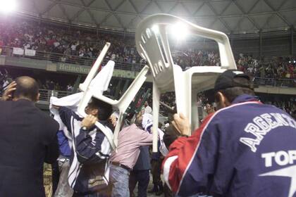 El escándalo en Santiago: los argentinos buscaban protegerse con lo que podían de las sillas lanzadas desde las tribunas