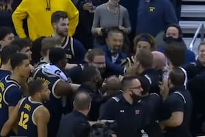 El escándalo entre Howard y Gard, tras la victoria de Wisconsin sobre Michigan