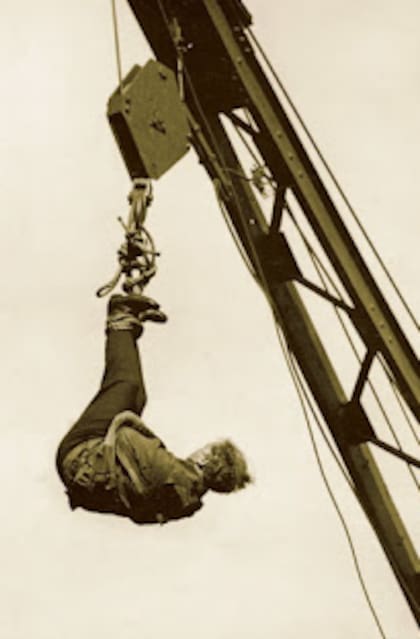 El escape de la camisa de fuerza suspendido en el aire.