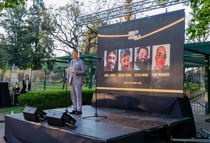 El escenario con la imagen de los cuatro argentinos secuestrados por Hamas