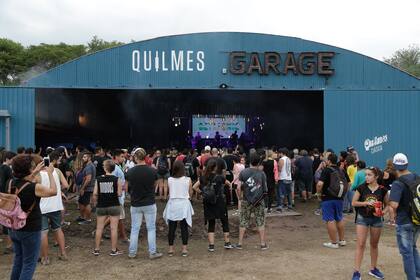 El escenario del Quilmes Garage ubicado en uno de los hangares del aeródromo.
