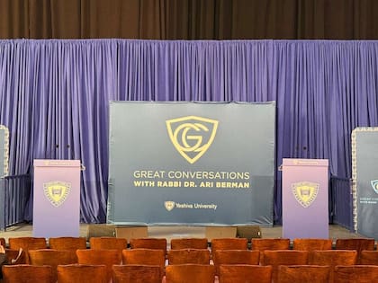 El escenario desde donde expondrá Javier Milei en una universidad de la comunidad judía, en Nueva York.