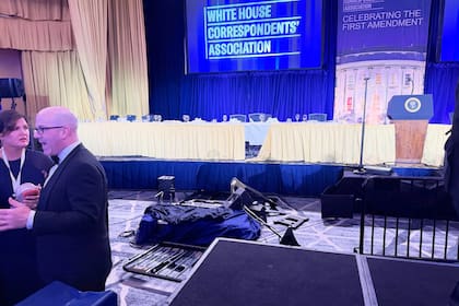 El escenario en el que estaba Donald Trump en el hotel en el que se desarrolló la gala, en Washington.