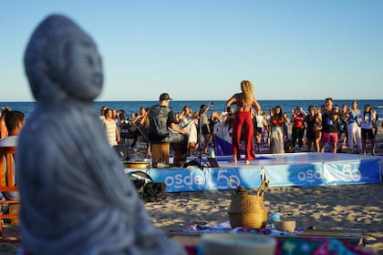 El escenario fue de ensueño, con el mar de fondo y un atardecer épico.