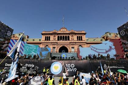 El escenario montado frente a la Casa Rosada