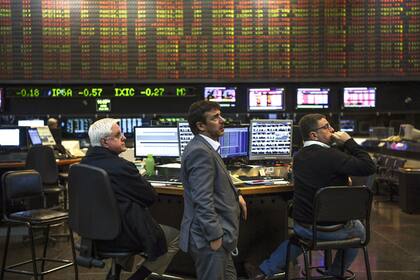 El escenario no está aún despejado y quien ingrese tanto a renta variable (acciones) como bonos soberanos debe entender que la volatilidad seguirá siendo parte del juego