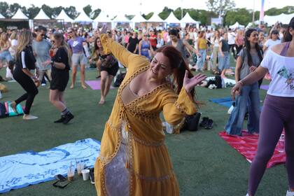 El escenario principal del Bienestar Fest colmado de cuerpos en movimiento y alegría compartida