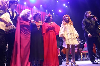 El escenario se llenó de figuras que celebraron la vida y la carrera de Sandro: Cristina Alberó, Soledad Silveyra, Olga Garaventa, Marcela López Rey y Linda Peretz subieron al escenario para saludar al público