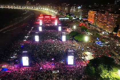 El escenario y el público en el show de Lady Gaga, en Copacabana, Río de Janeiro