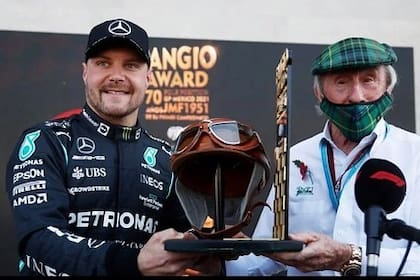 El escocés le regaló al piloto de Mercedes Valtteri Bottas una réplica del casco y las gafas de Fangio de los años 50 tras lograr la pole position